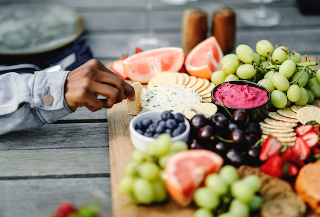 Foto close de um prato de queijo e frutas vegano