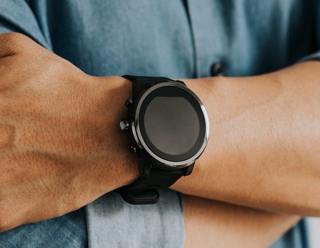 Close de um smartwatch no pulso de um homem