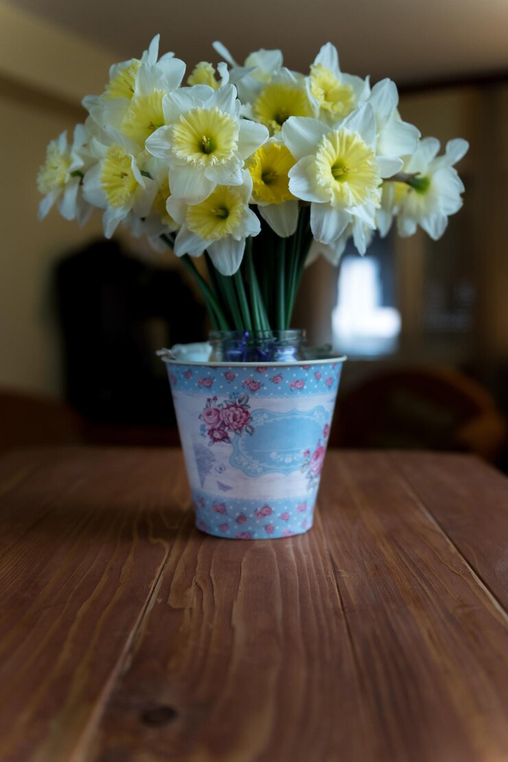Foto close de um vaso de flores na mesa