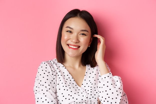 Close de uma bela blogueira de beleza asiática