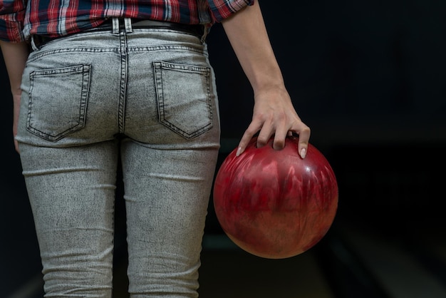 Close de uma bunda ao lado de uma bola de boliche