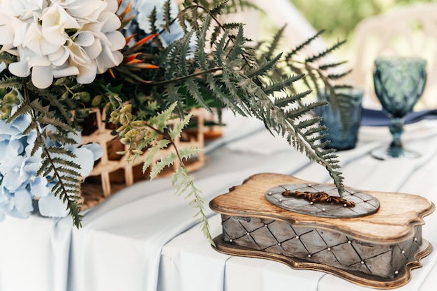 Close de uma caixa vintage na mesa de casamento dos noivos