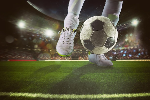 jogador de futebol jogando bola no estádio ao ar livre. 13946174