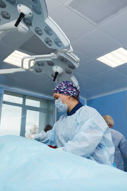 Close de uma cirurgiã em uma sala de cirurgia um médico com uma expressão tensa no rosto em uma sala de cirurgia