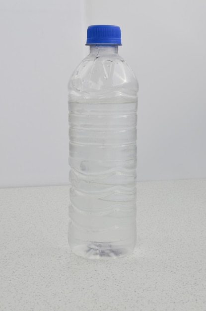 Close de uma garrafa pet de água cristalina, refrescante e pronta para consumo, promovendo hidratação corporal e consciência ambiental.