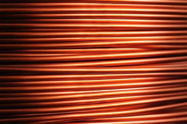 Close de uma grande bobina de fio de cobre