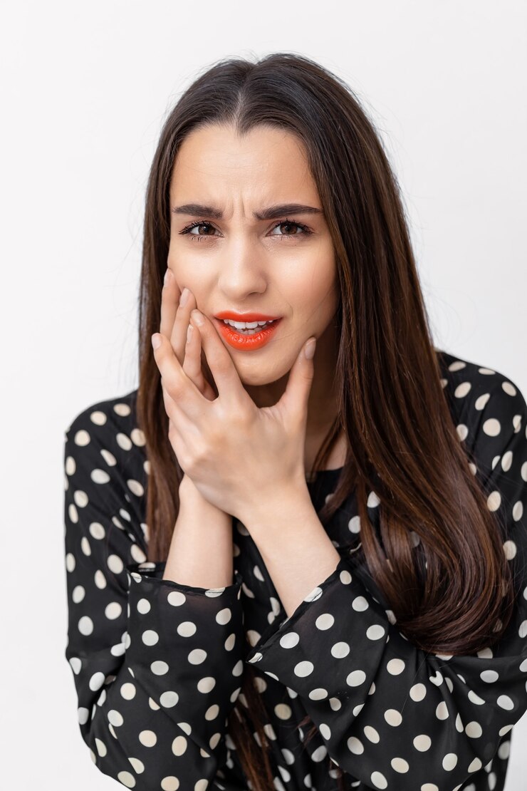 Foto close de uma jovem que sofre de dor de dente. conceito de atendimento odontológico. emoções das pessoas.
