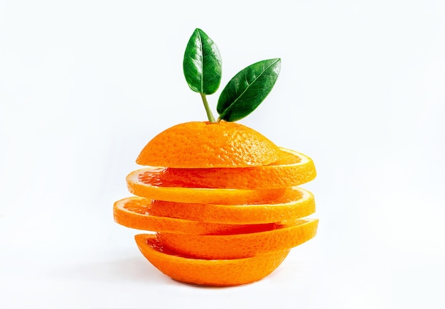 Close de uma laranja cortada em branco