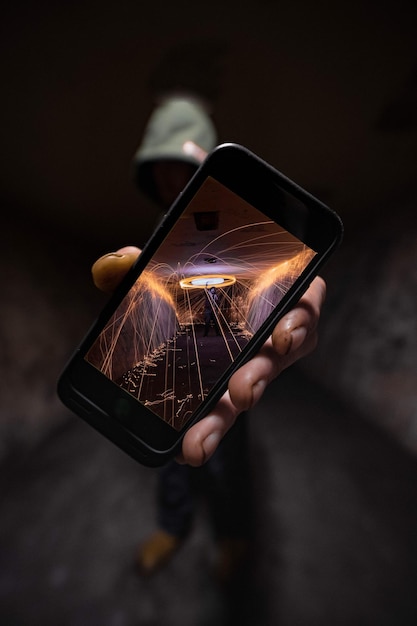 Close de uma mão segurando um smartphone