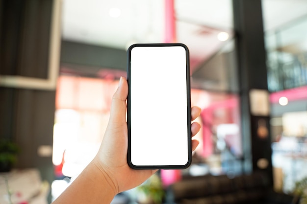 Close de uma mão segurando um smartphone