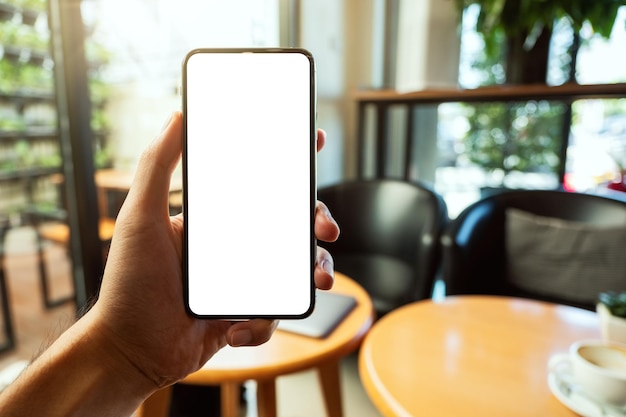 Close de uma mão segurando um smartphone