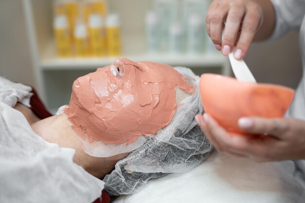 Foto close de uma máscara facial de gesso em uma esteticista