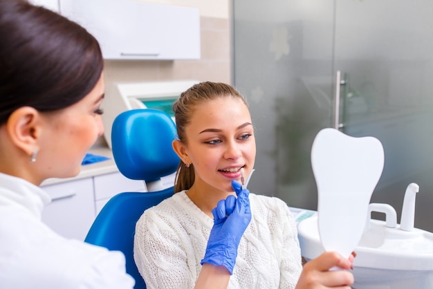 Foto close de uma menina com sorriso lindo no dentista. dental