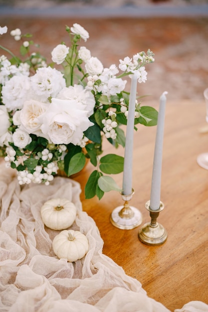 Close de uma mesa de madeira decorada para um jantar de casamento