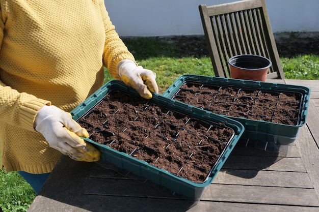 Foto close de uma mulher com mãos de jardinagem