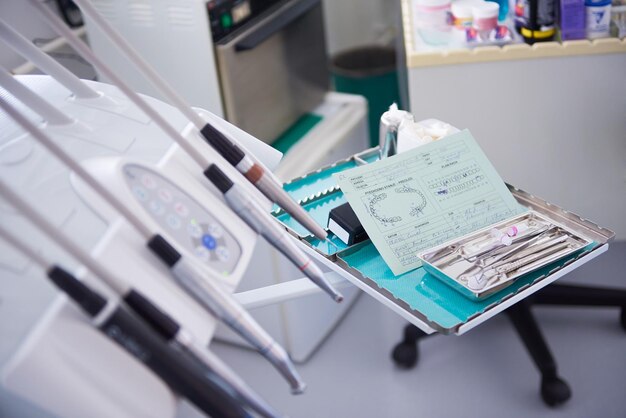 Close de uma paciente no dentista esperando para ser verificada com a médica ao fundo