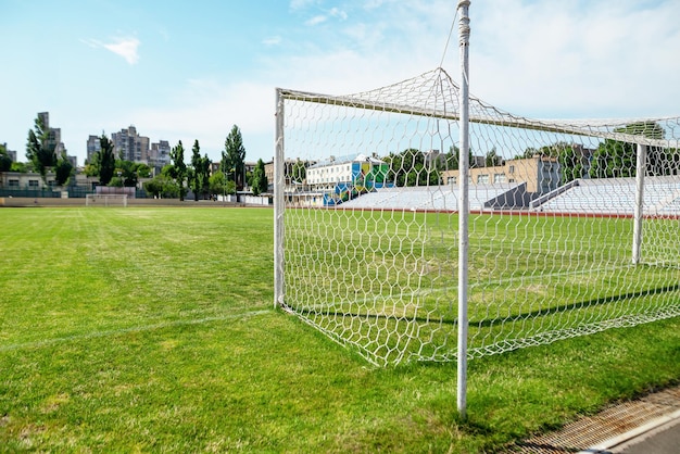 Close de uma parte do gol no campo de futebol