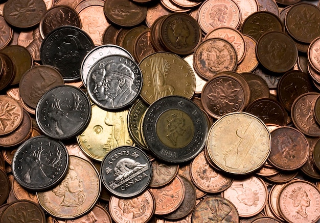 Foto close de uma pilha de moedas canadenses