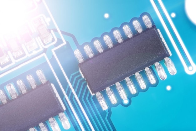 Close de uma placa de circuito de computador azul, microchip