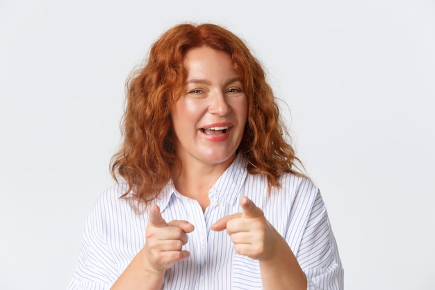 Close de uma ruiva alegre e atrevida, mulher de meia-idade, parabenizar