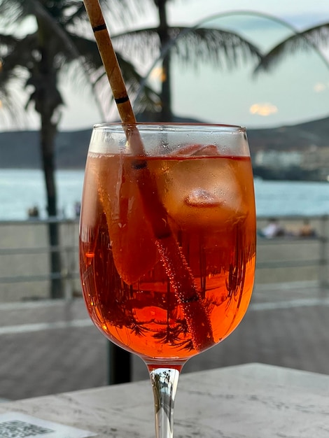 Close de uma taça de vinho na mesa