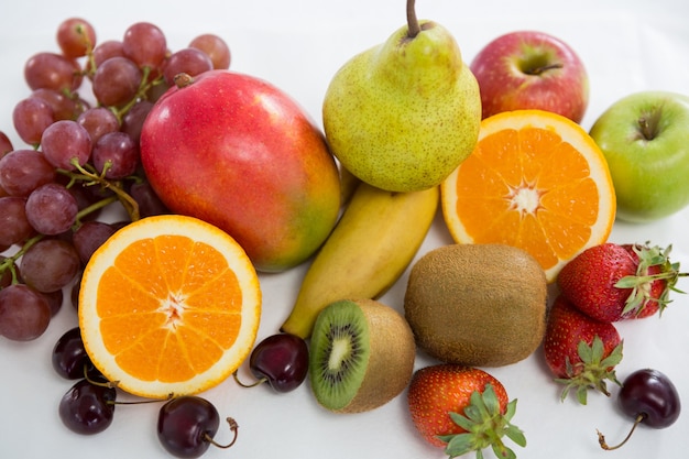 Foto close de vários tipos de frutas em fundo branco