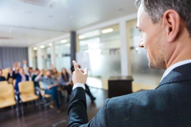 Foto close do alto-falante apontando para o público na conferência de negócios na sala de reuniões