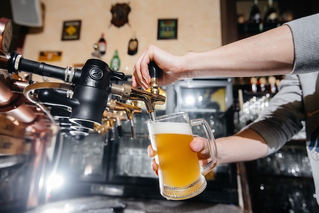 Close do barman enchendo uma caneca de cerveja light