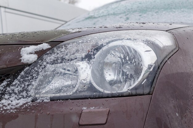 Close do farol de SUV com neve