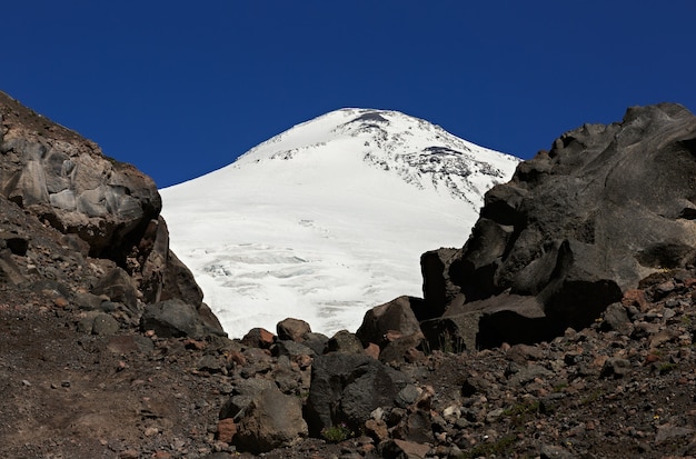 Close do pico oriental coberto de neve do Monte Elbrus, no norte do Cáucaso, na Rússia