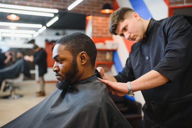 Close do processo de aparar cabelo na barbearia