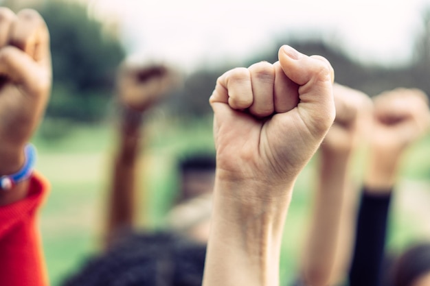 Foto close do punho cerrado de uma mulher erguido em protesto a favor do feminismo. feminismo