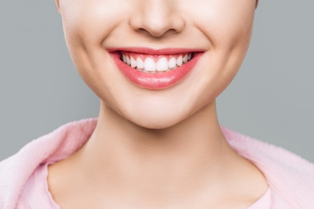 Foto close do sorriso com dentes brancos e saudáveis.