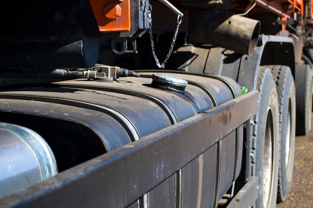 Close do tanque de uma máquina grande, um tanque megagrande sob combustível