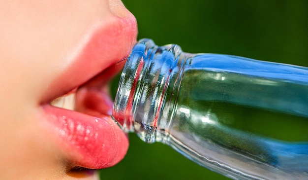 Close dos lábios da mulher bebendo Linda garrafa de lábios femininos com refrigerante Linda moda verão