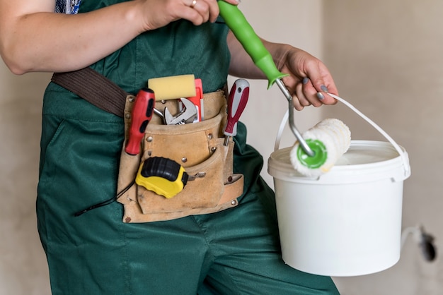 Close em instrumentos de pintura em mãos femininas