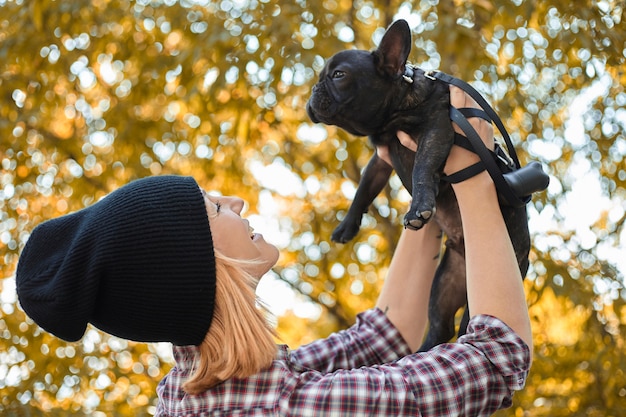 Close em jovem feliz com cachorro ao ar livre no outono