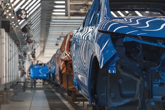 Foto close na linha de produção da fábrica de automóveis