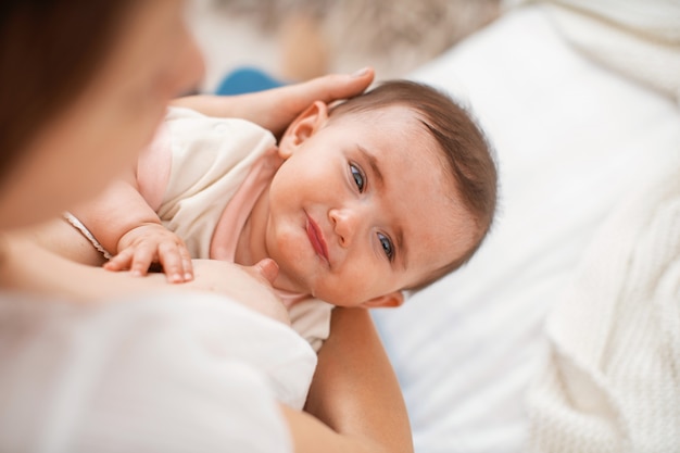 Close na mãe cuidando de seu bebê