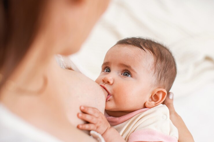 Foto close na mãe cuidando de seu bebê