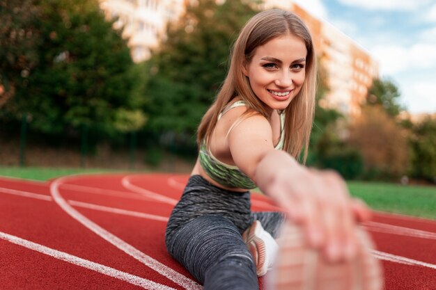 Close na mulher se preparando para correr