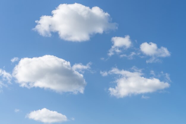 Close nas nuvens brancas no céu azul