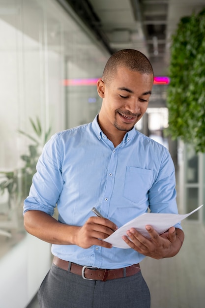 Foto close no funcionário da empresa sorrindo