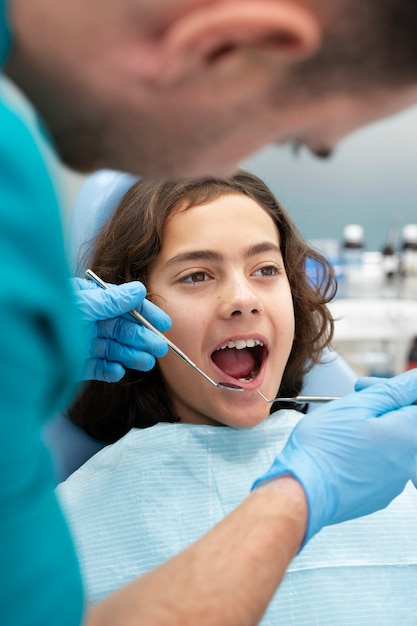 Foto close no menino no dentista