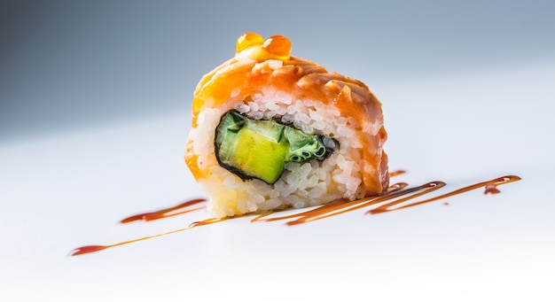 Close-uo philadelphia roll sushi com molho de soja.