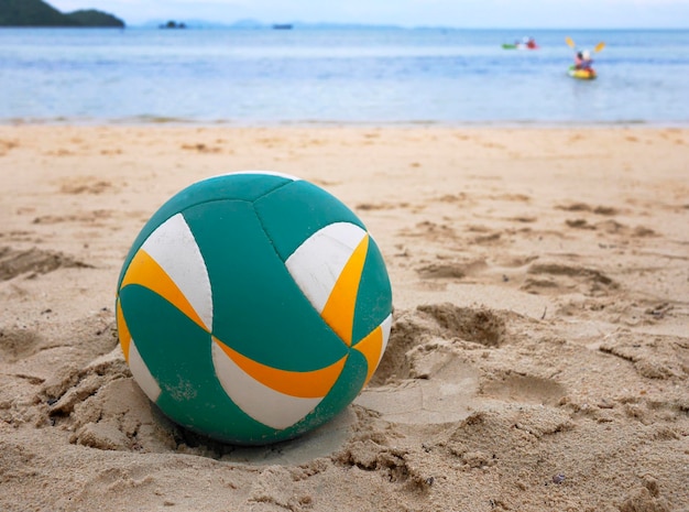 Close up A Beach Volleyball On Sand com fundo de mar