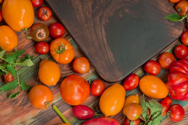 Close up amável diferente dos tomates sortido. Tomates vermelhos e amarelos