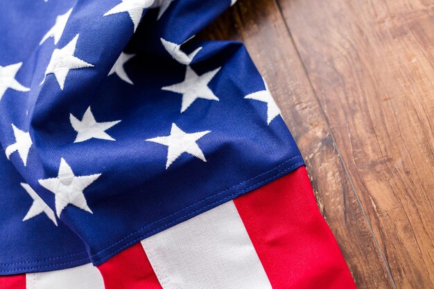 Close up apertado das estrelas e listras de uma bandeira americana.