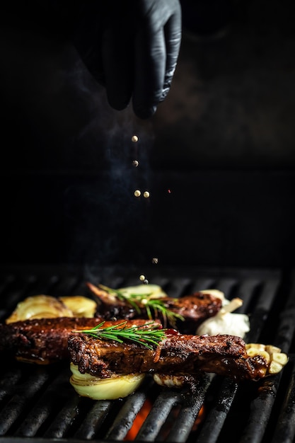 Close-up de asado a la barbacoa y cerdo ahumado Baby en la parrilla