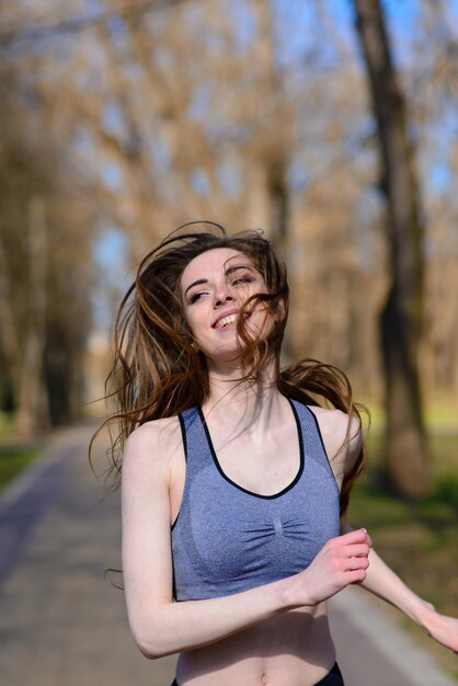 A close up de atractiva joven corriendo